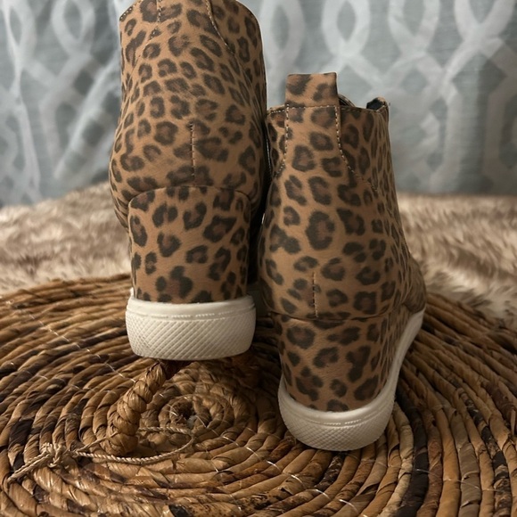 Women’s Size 9.5 Leopard Print Shoes Wedge Boots Zip Sneaker Booties Athlefit - Picture 4 of 7